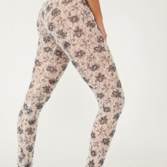 Free People Layered In Lace Legging Chamoix Combo Cream Black Floral NWT M - Picture 3 of 4
